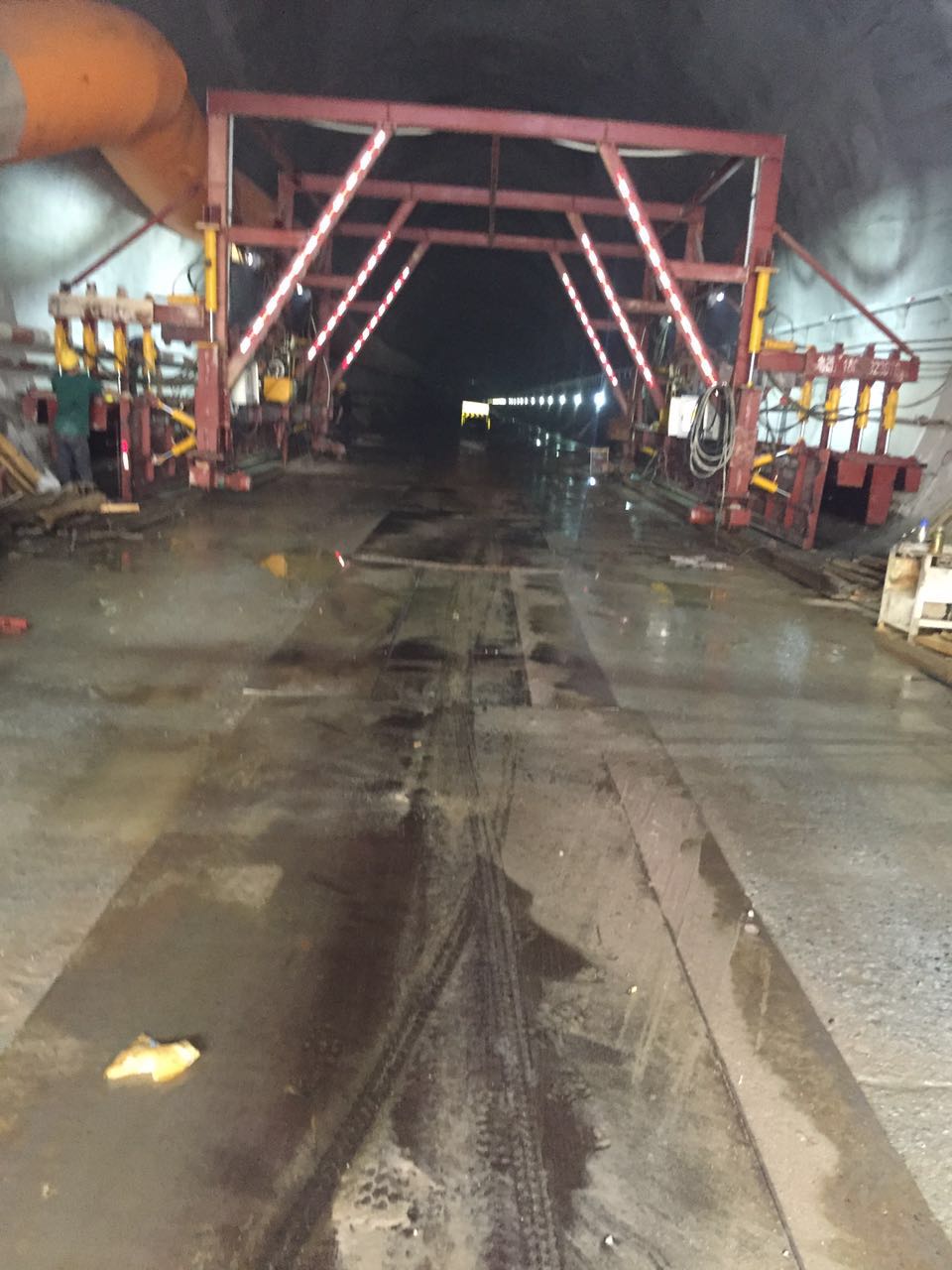 洛阳高飞水沟电缆槽台车在深茂铁路投入使用了