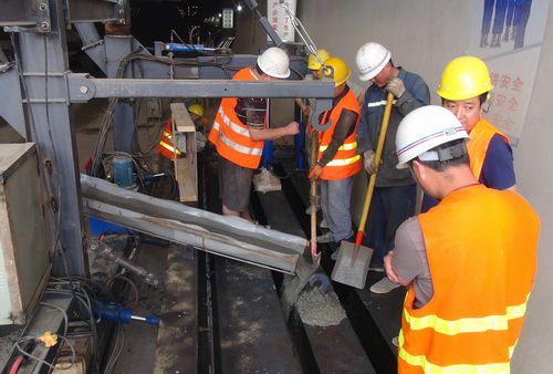 兰州枢纽分部自动液压台车助推水沟电缆槽施工