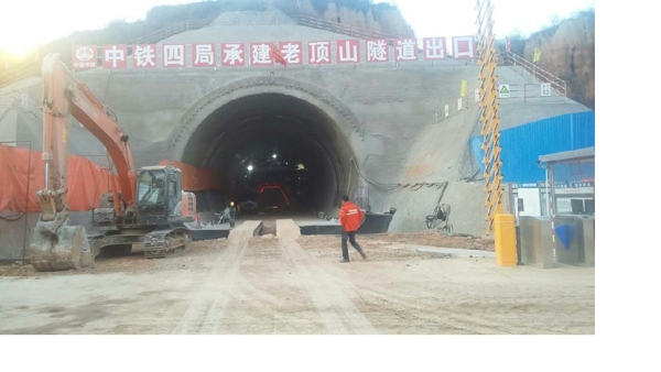 公司新代防水板台车在中铁四局投入施工