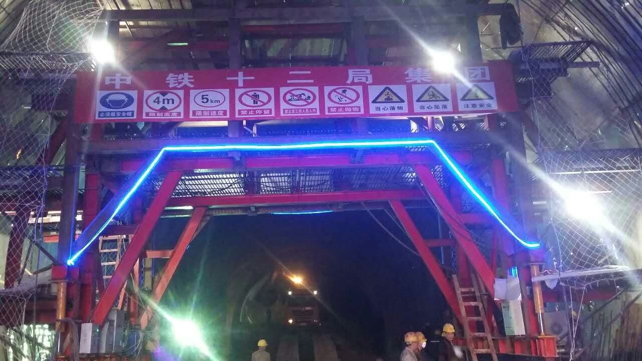 公司防水板台车和衬砌台车在中铁十二局赵卜峪隧道投入施工作业