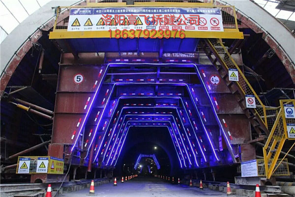 记者探访新疆东天山长隧道 大工程背后的无名英雄